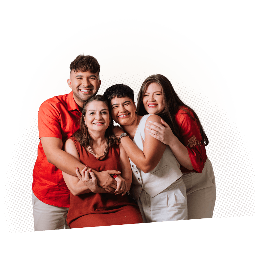 Especialização em Psicologia Clínica Histórico-Cultural. Curso 100% online, com aulas ao vivo mensais aos sábados e opção de assistir às gravações. Carga horária de 360 horas, dividida em 19 encontros. Certificação reconhecida pelo MEC, sem exigência de trabalho de conclusão, mas com relato de experiência como atividade avaliativa e possibilidade de publicação em ebook. Inclui supervisão clínica com três professores diferentes. Foto da professora e psicóloga clínica histórico cultural Ana Igenz (que também é professora do curso de especialização) abraçada com a Equipe de psicólogas clínicas do Instituto Veresk: Mylene, Brenna e Neto. As profissionais da psicologia histórico cultural estão em pé, sorrindo e transmitindo acolhimento. Brenna veste um colete e calça off-white e tênis preto. Neto usa camisa laranja-avermelhada e calça off-white. Mylene usa blusa laranja-avermelhada e calça off-white. A imagem reflete o clima leve e de compartilhamento de conhecimentos que se encontra na especialização em psicologia clínica histórico-cultural.