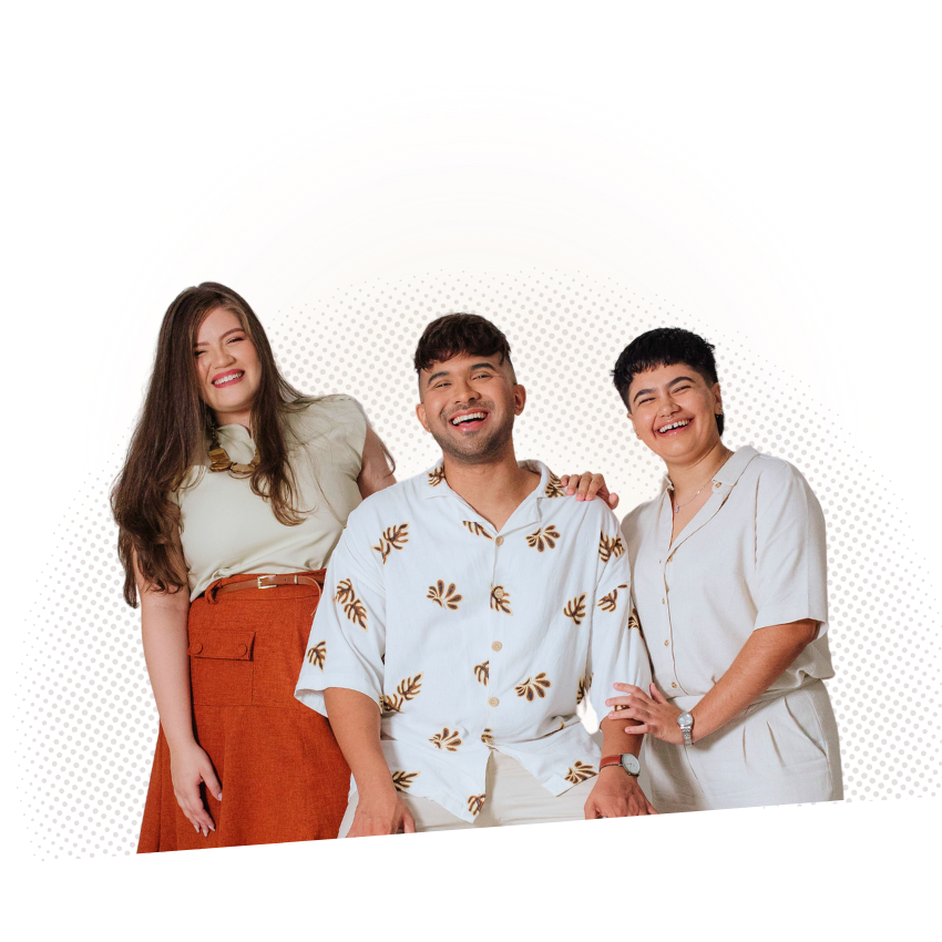 Sobre nós. Equipe de psicólogas clínicas do Instituto Veresk: Mylene, Brenna e Neto. Em uma pose que reforça a colaboração e o acolhimento da psicologia histórico-cultural, Neto aparece sentado ao centro, enquanto Brenna e Mylene ficam em pé, com as mãos apoiadas em seus ombros, simbolizando apoio e trabalho em equipe. Brenna veste um conjunto off-white com tênis preto, Neto usa camisa off-white floral marrom e calça de sarja, e Mylene combina blusa off-white com saia laranja-avermelhada. A foto transmite a abordagem humanizada da clínica, especializada em terapias baseadas na teoria histórico-cultural, com atendimento para crianças, adultos e famílias.