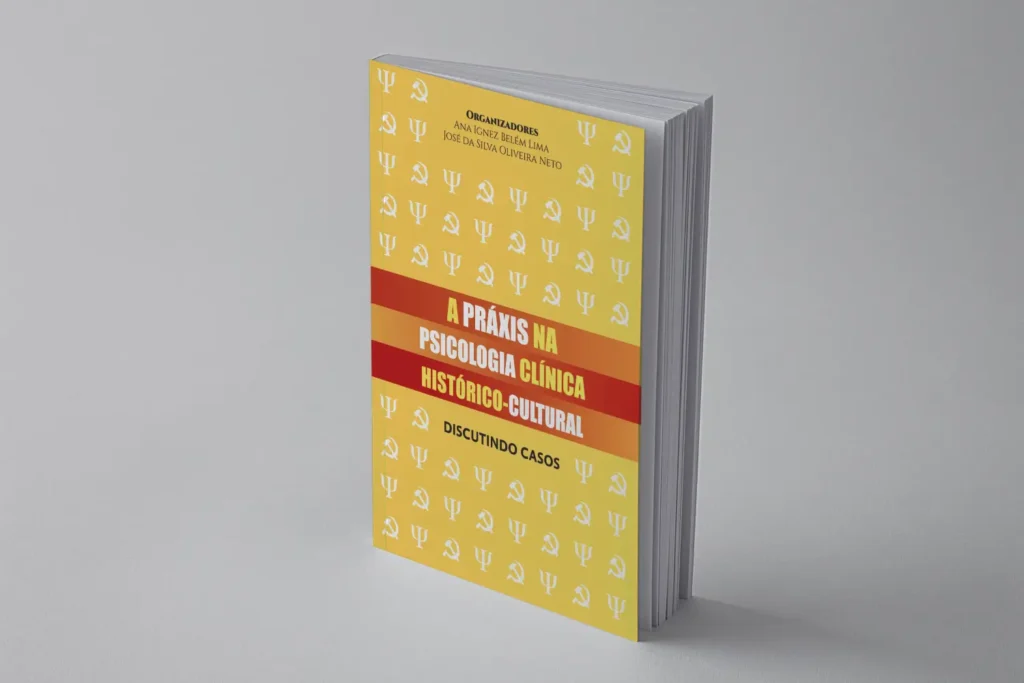 Foto do livro A pr&aacute;xis na Psicologia Cl&iacute;nica Hist&oacute;rico-Cultural: discutindo casos cl&iacute;nicos. A capa &eacute; amarela, com uma pattern do simbolo da foice e martelo na cor branca. O livro foi feito para voc&ecirc;! Com 12 cap&iacute;tulos ricamente ilustrados com casos reais, o livro articula teoria e pr&aacute;tica, tornando o conte&uacute;do acess&iacute;vel e envolvente. Temas como psicoterapia de casal, grupo e breve ganham destaque. Conta ainda com introdu&ccedil;&atilde;o da renomada neuropsic&oacute;loga russa Yulia Solovieva. Um guia essencial para quem quer transformar a cl&iacute;nica com base em Vigotski!