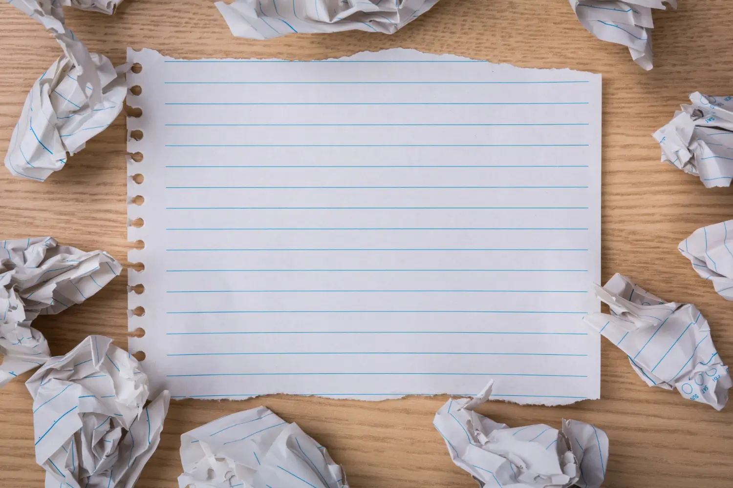 Frases Mediadoras: uma ferramenta prática na Clínica Histórico-Cultural. Foto de uma mesa com um papel em branco e vários outros papais amassados ao redor, que representam a ferramenta frases mediadoras. A Psicologia Histórico-Cultural propõe intervenções que integram teoria e prática, como as Frases Mediadoras — técnica baseada na teoria de Vigotski. Criadas por Neto Belém Oliveira, essas frases funcionam como instrumentos simbólicos que ajudam o paciente a reorganizar pensamentos e condutas. Elas são construídas em conjunto na terapia e usadas no dia a dia como apoio para lidar com desafios, promovendo autodomínio e internalização de novas formas de pensar. Um recurso simples, mas potente, no desenvolvimento da autonomia psíquica.iscriminatórias e com a promoção da dignidade humana.