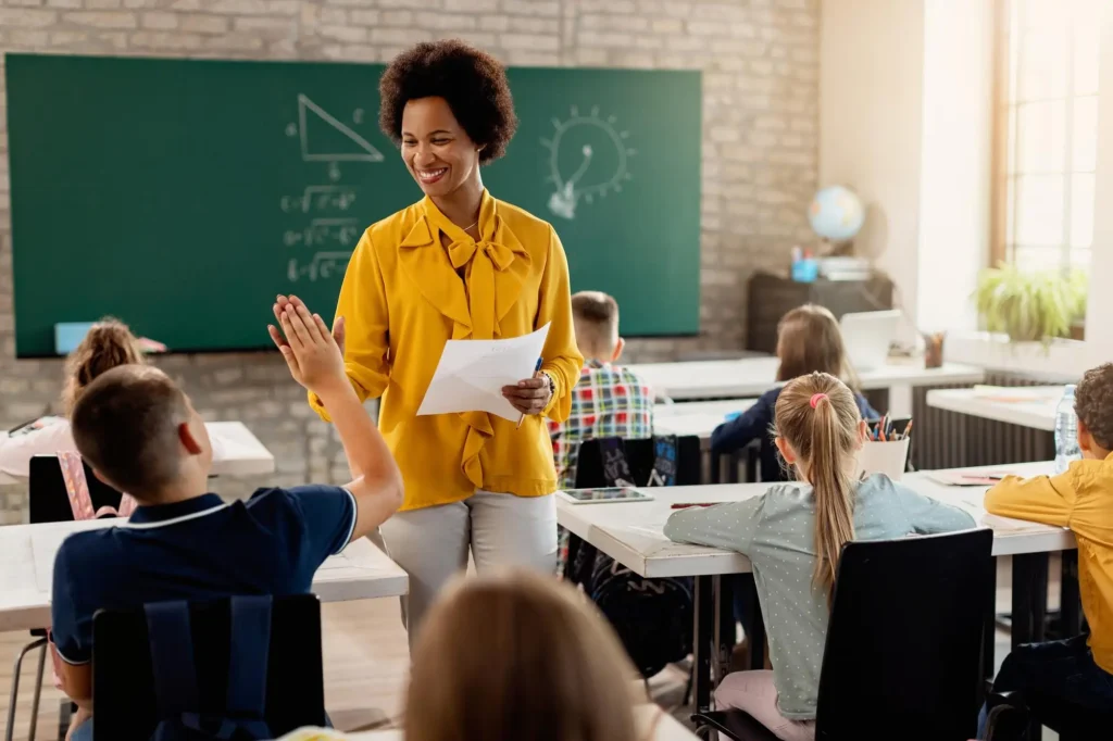 A Especialização em Psicopedagogia Histórico-Cultural é um curso de 500h, com duração de 18 meses e reconhecido pelo MEC. Oferecido pelo Instituto Veresk em parceria com o Instituto Simpoiese, é coordenado pelas professoras Dras. Júlia Rosa e Rosa Gondinho. A formação oferece base teórica e prática para atuação na psicopedagogia clínica sob a perspectiva histórico-cultural. Destina-se a profissionais da educação e da saúde, como professores, psicopedagogos, fonoaudiólogos, psicomotricistas, educadores físicos e demais que atuam com aprendizagem na clínica ou escola.