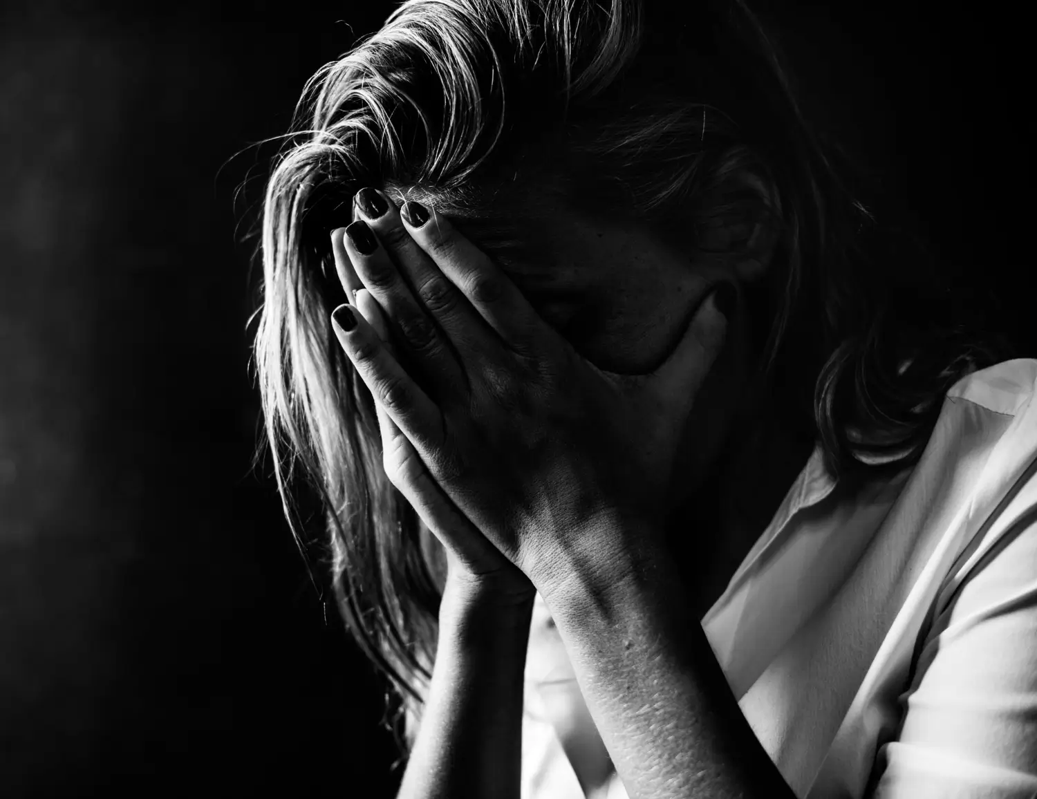 Sofrimento Mental
A Psicologia Histórico-Cultural (PHC) entende o sofrimento mental como expressão da personalidade e da história de vida do sujeito, não apenas como sintomas isolados. A Patopsicologia, dentro da PHC, estuda como o adoecimento altera a atividade psíquica e as relações sociais. Inspirada por Vigotski, valoriza o contexto cultural, os vínculos e os sentidos pessoais. Critica visões reducionistas e defende um cuidado que considere o sujeito em sua totalidade, promovendo uma abordagem mais humana e integrada da saúde mental.