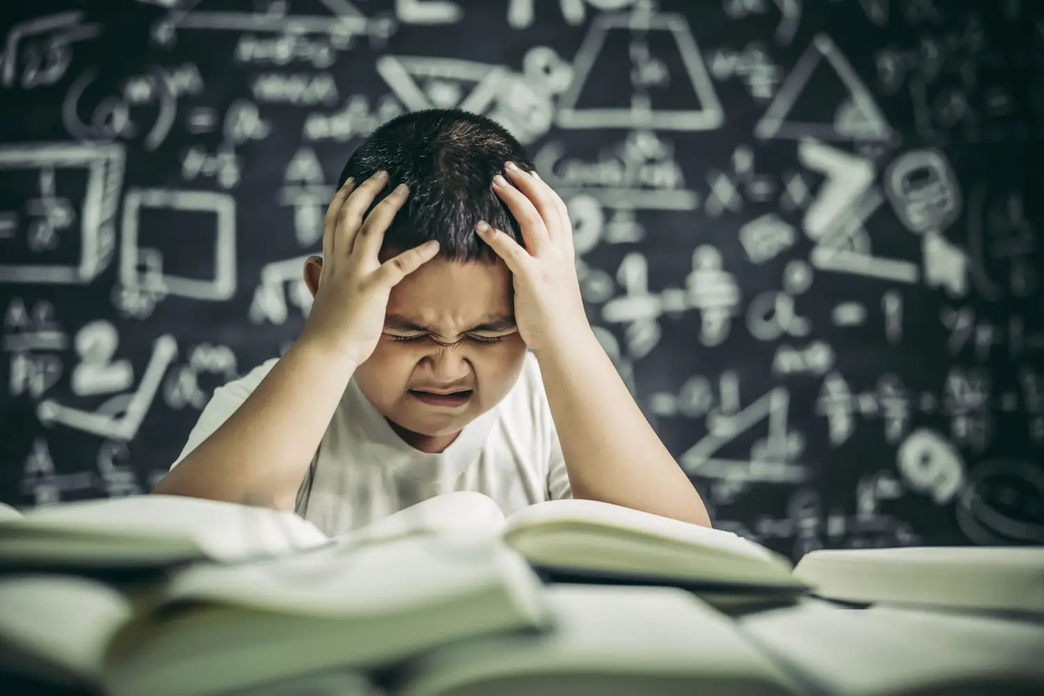 Problemas de aprendizagem na perspectiva historico-cultural. Na perspectiva histórico-cultural, problemas de aprendizagem não refletem falta de capacidade, mas oportunidades de desenvolvimento. Segundo Vigotski, ninguém aprende sozinho: o aprendizado se constrói nas relações, na cultura e na mediação de recursos e pessoas. A zona de desenvolvimento proximal mostra que, com apoio adequado, dificuldades viram pontos de partida para novos conhecimentos. Com acolhimento, intencionalidade e estratégias culturais, é possível transformar obstáculos em progresso real, fortalecendo o processo educativo.