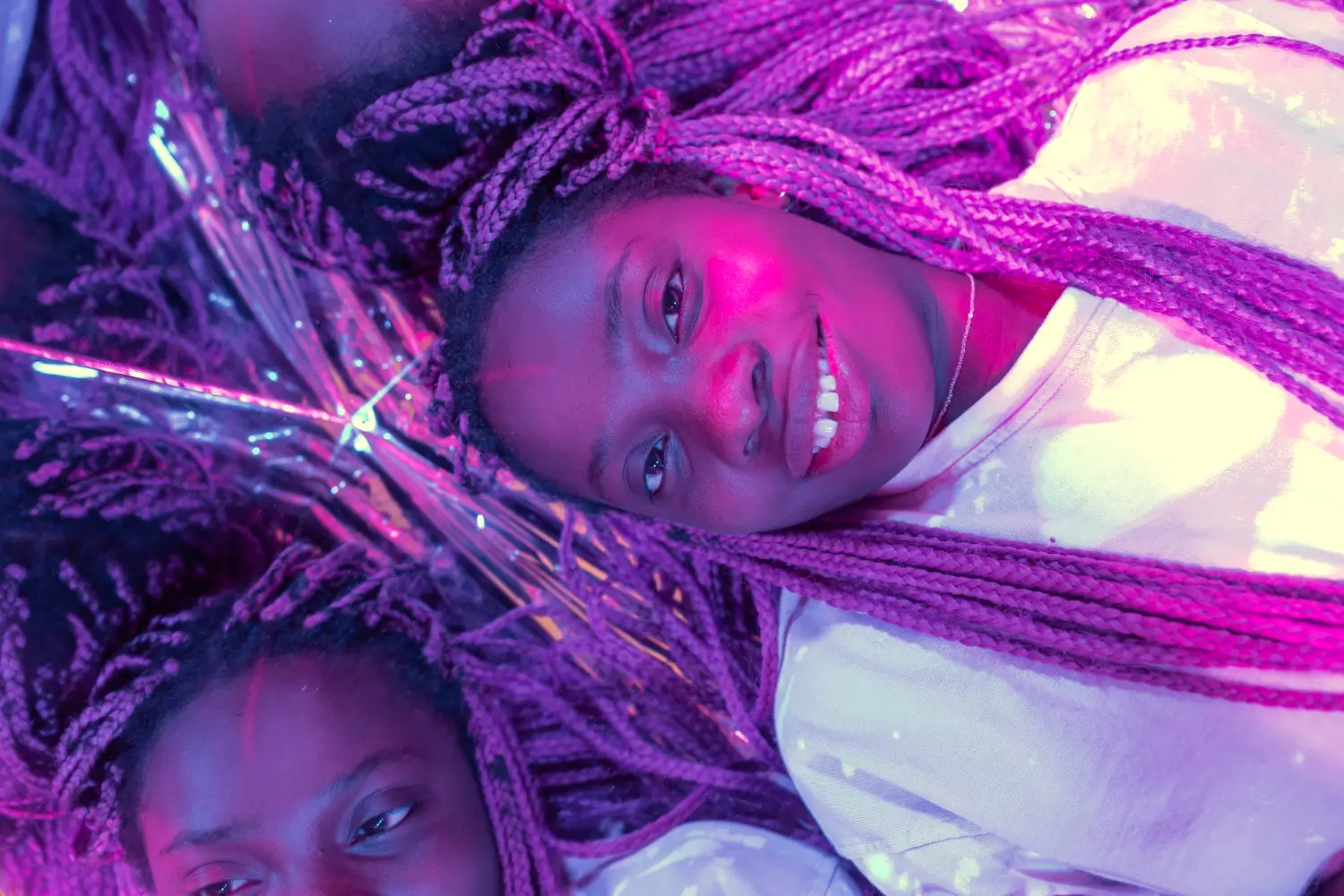 Demandas étnico-raciais: O racismo no Brasil não se limita a atos isolados, mas constitui um sistema que atravessa vidas, afetando saúde mental, corpo e relações. A Psicologia Histórico-Cultural (PHC), inspirada em Vigotski, entende que o desenvolvimento humano ocorre em interação com a cultura, logo crescer em contexto racista impacta cognição e afeto, abala autoestima e identidade. A clínica não pode ser neutra: deve acolher, afirmar identidades negras e criar referenciais positivos. Porém, a psicologia ainda é majoritariamente branca e despreparada, o que exige formação crítica para enfrentar o racismo e promover equidade.